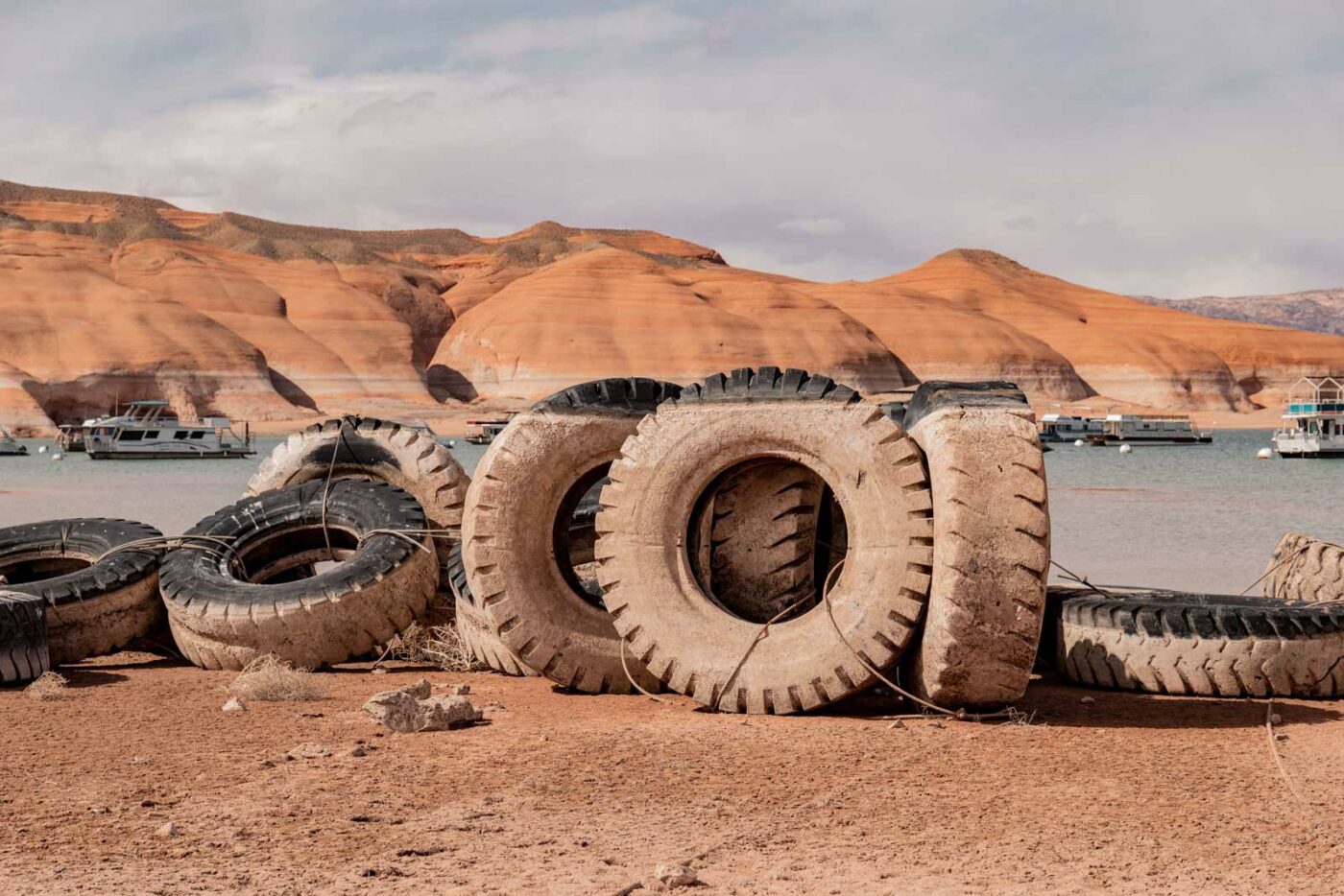 Sediment deposits on truck tyres on the shore of Lake Powell, photographed by Jonas Kako.
