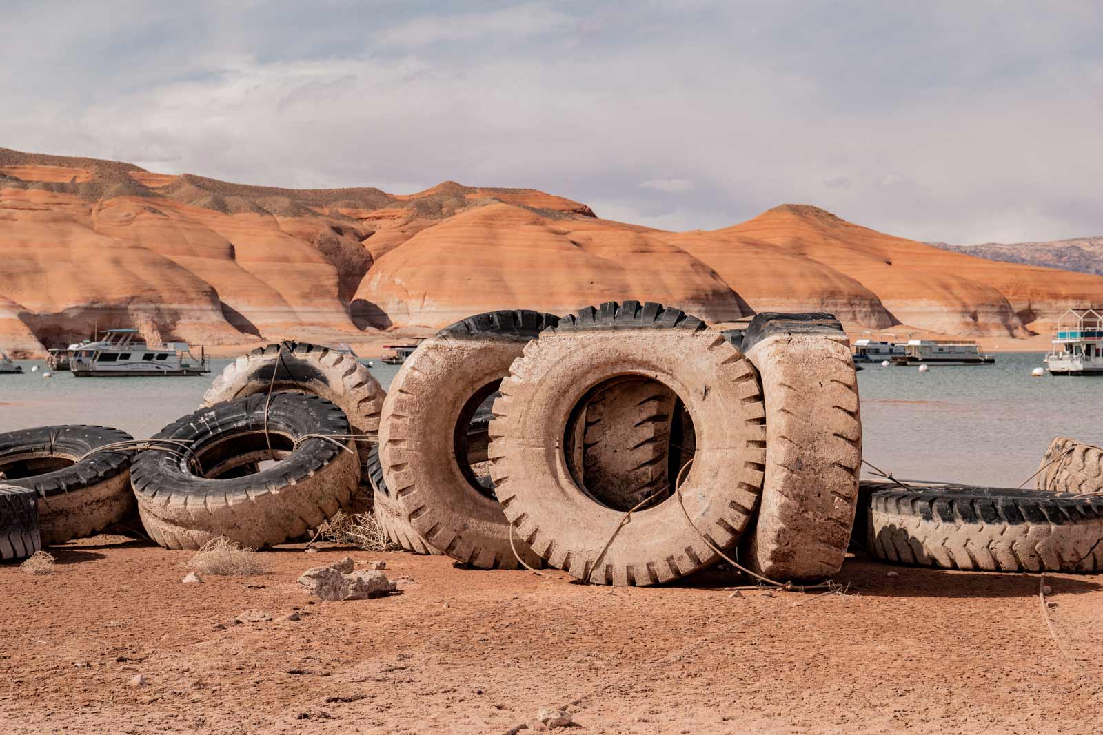 Sedimentablagerungen an LKW-Reifen am Ufer des Lake Powells, fotografiert von Jonas Kako.