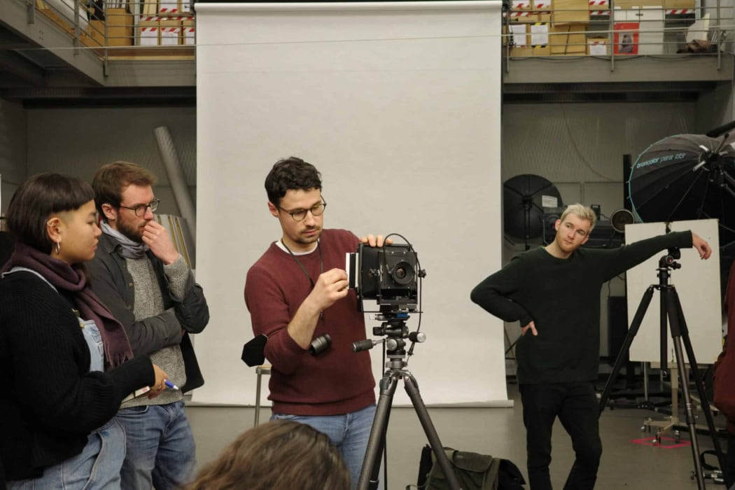 In einem Workshop an der Hochschule Hannover geben Studierenden (hier Michael Matthey, mittig im Bild) ihre Erfahrungen mit Großformatfotografie an Mitstudierende weiter. 