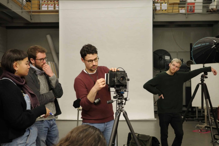 In einem Workshop an der Hochschule Hannover geben Studierenden (hier Michael Matthey, mittig im Bild) ihre Erfahrungen mit Großformatfotografie an Mitstudierende weiter.
