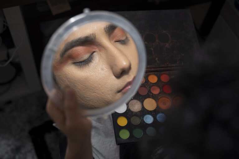 Februar 2023, Hamburg, Dragqueen Najiba, gesehen in Nahaufnahme durch einen Schminkspiegel