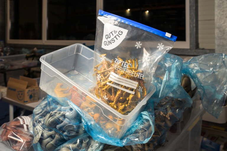 Viele Playmobil Tiere in Gefrierbeuteln.