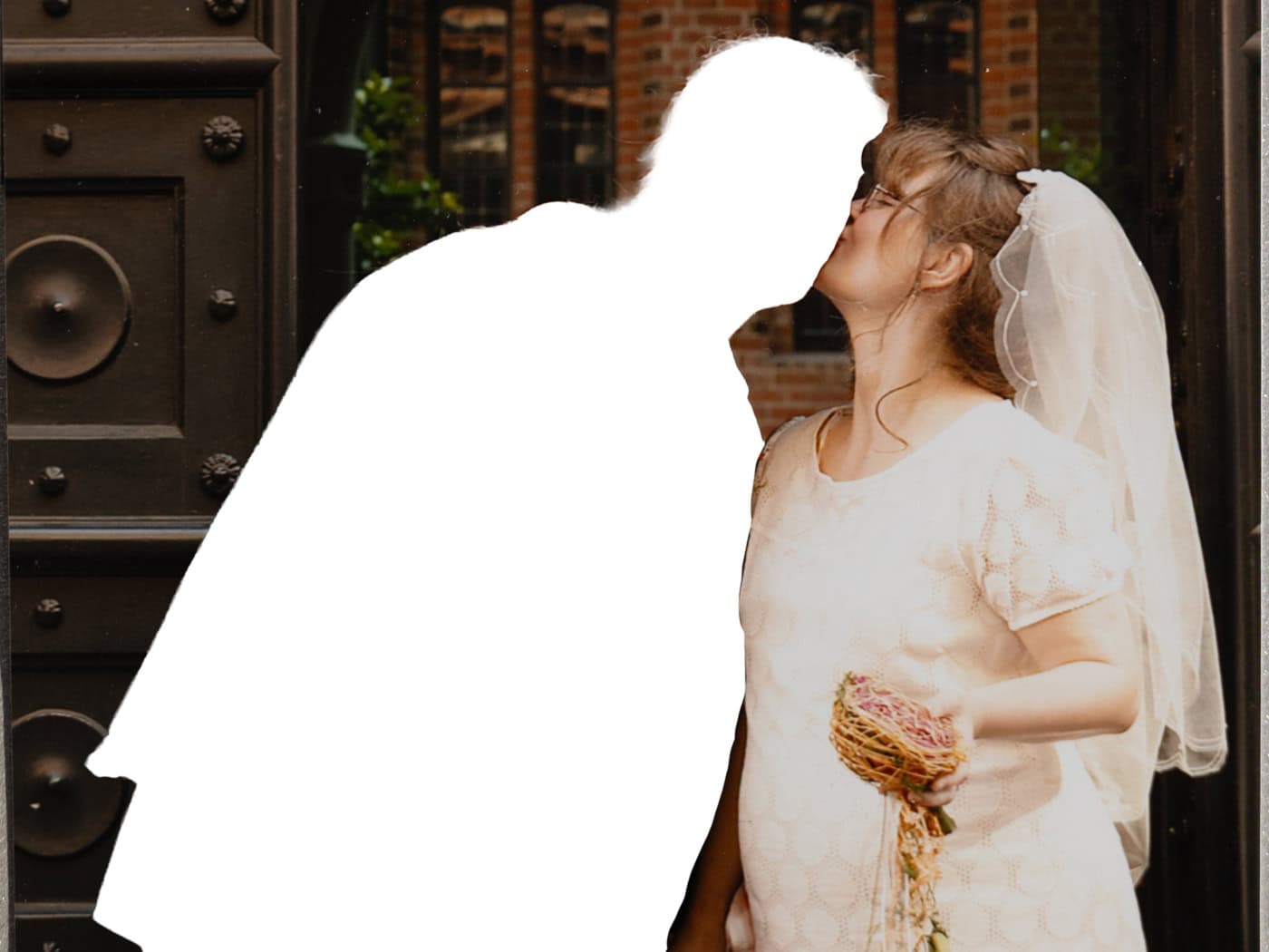 Ein sich küssendes, frisch verheiratetes Paar: Die Frau im weißen Kleid mit Schleier, vom Mann ist nur die Silhouette erkennbar. Eine weiße Fläche füllt die Form.
