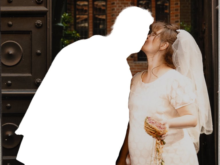 Ein sich küssendes, frisch verheiratetes Paar: Die Frau im weißen Kleid mit Schleier, vom Mann ist nur die Silhouette erkennbar. Eine weiße Fläche füllt die Form.