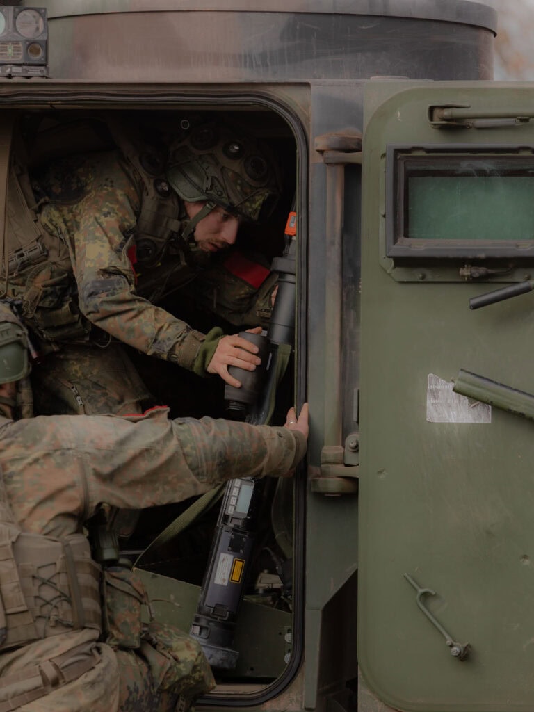 Zwei Soldaten mit Panzerfaust bei einer NATO-Übung