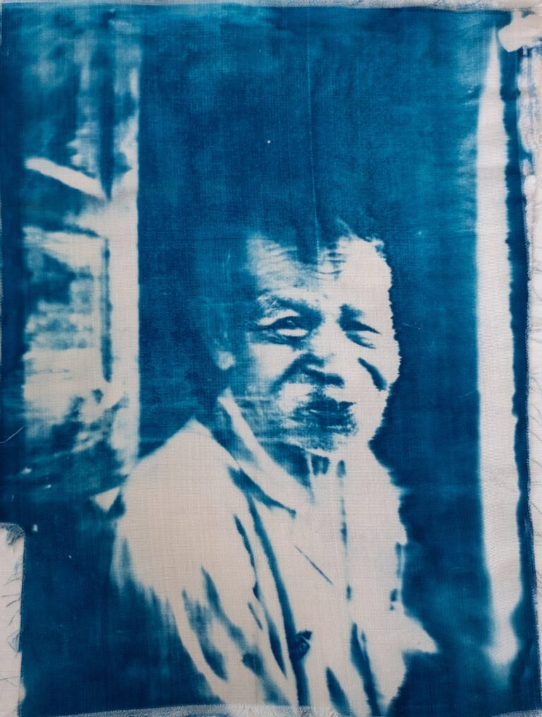Großvater der Fotografin vor seinem Haus in Thailand