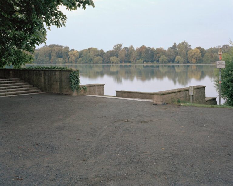 Leerer Uferplatz an einem Fluss aus der Serie Rechtes Land von Julius Schien