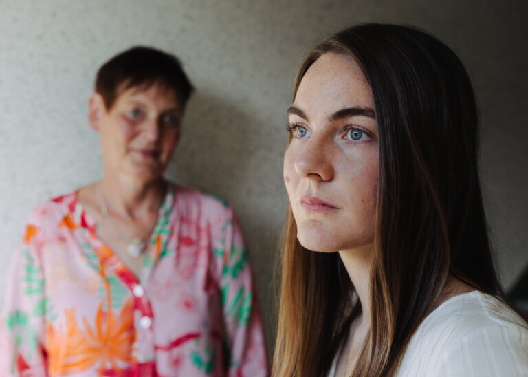 Portraet zweier Frauen aus der Serie Demenz in Beziehung von Anton Vester