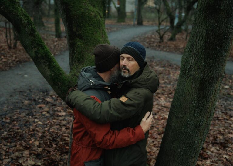 Zwei Menschen umarmen sich an einem Baum, aus der Serie Demenz in Beziehung