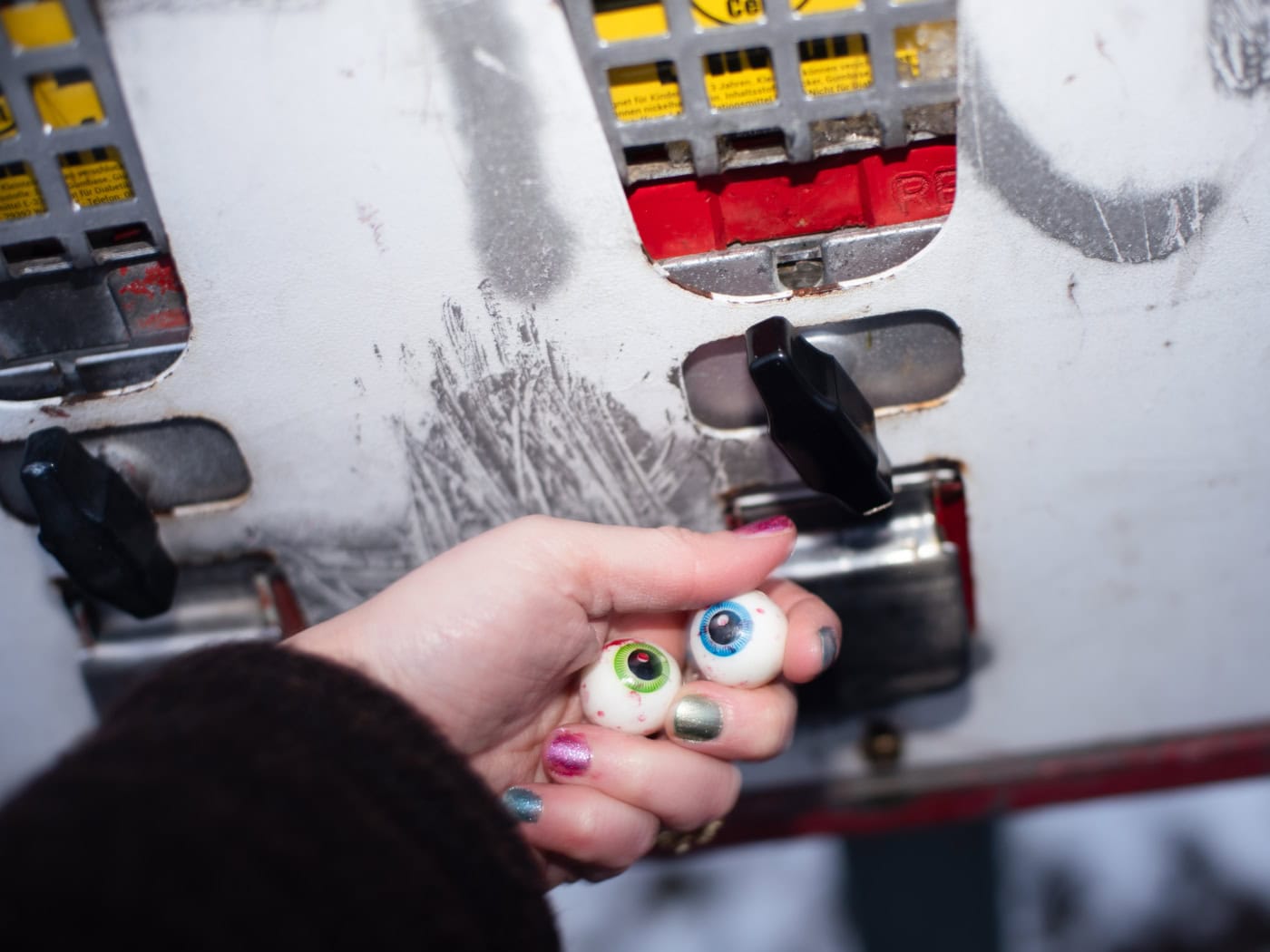 Selbstporträt mit Kaugummiautomat