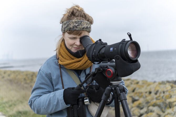 Die Ornithologin Anne de Walmont schaut durch ihr Spektiv um Vögel zu zählen.