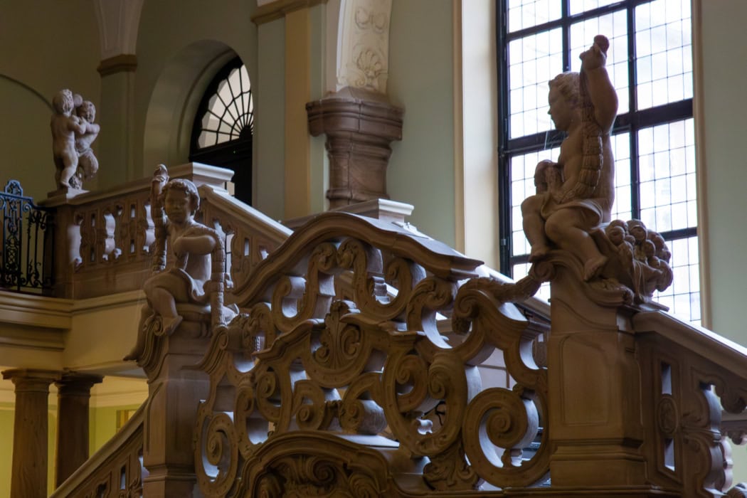 Kalksteinfiguren auf Treppengeländer im Amtsgericht Hannover