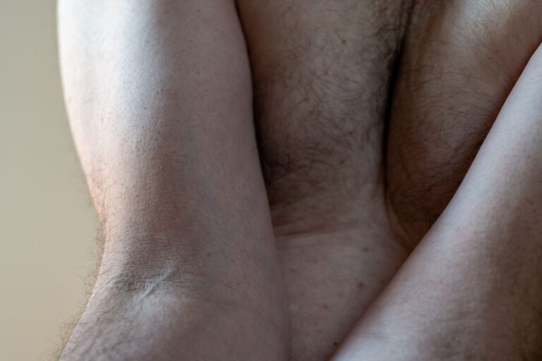 Hannover, 30.01.2022: Zu sehen ist eine Brust mit Haaren, zusammengezogen/gequetscht. Model: Konrad Bürgi, Foto: Larissa Bürgi