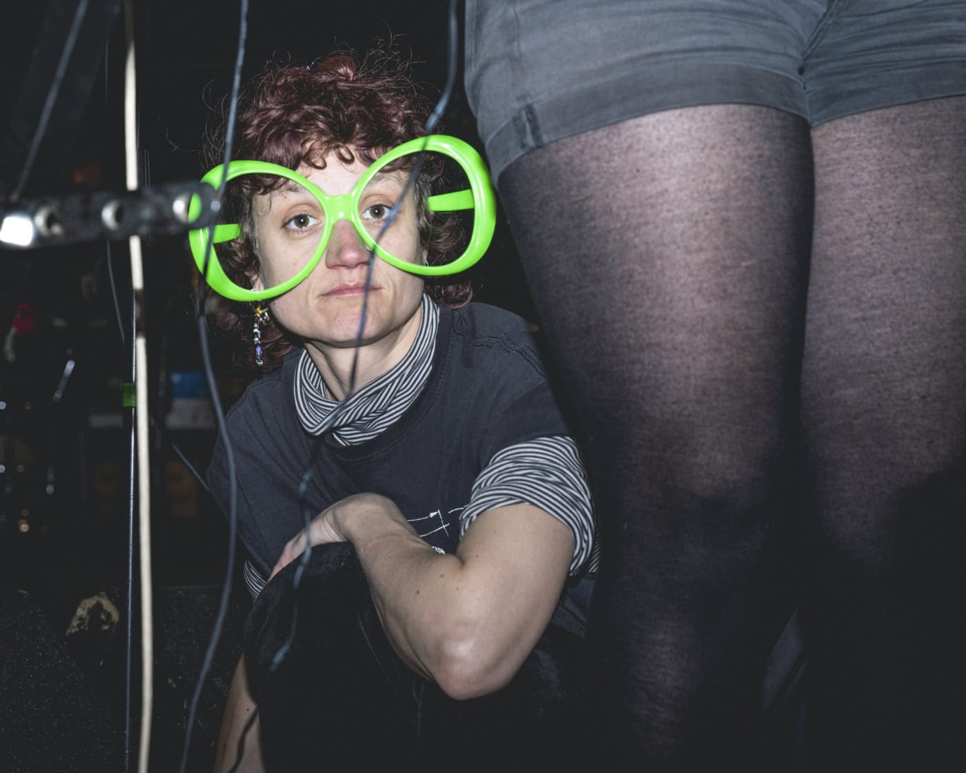 Mit einer überdimensionierten neongrünen Brille sitzt Alex, das Gesangsorgan von «Das Günther» vor uns und blickt in die Kamera.