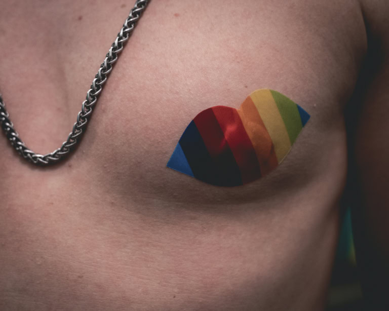Albrechts nackte Brustwarze ist mit einem Sticker in Regenbogenfarbe überklebt. «Das Günther» legt viel Wert auf ein sensibles Miteinander und äußert so Kritik gegen vorherschende patriachale Strukturen.