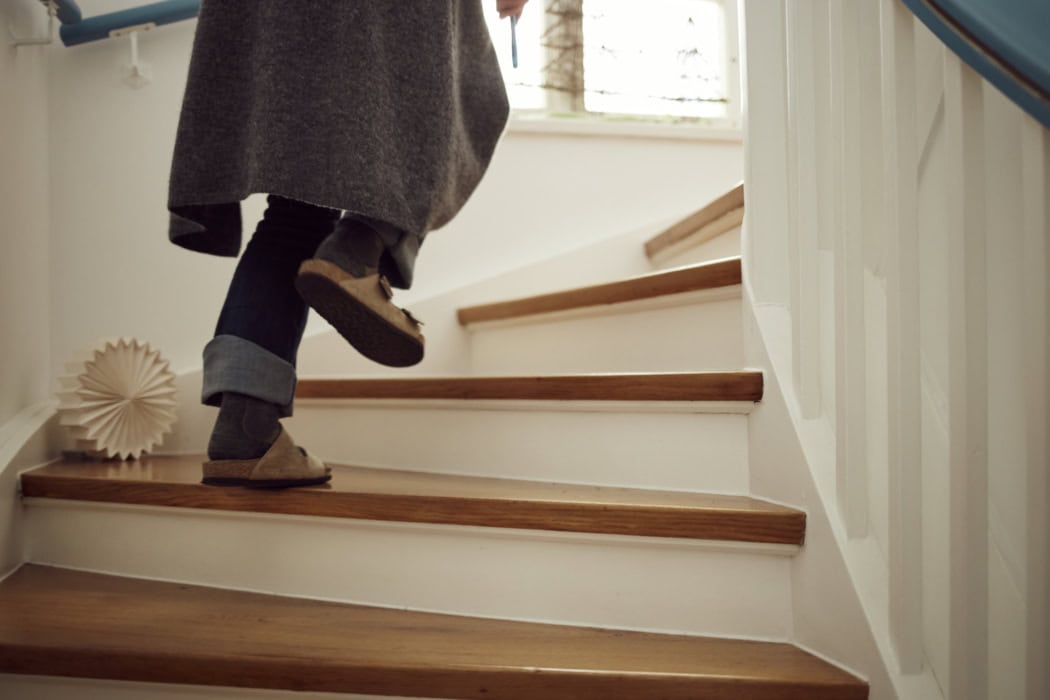 Die Protagonistin stürmt die Treppe hinauf: Leichte Unschärfe suggeriert Hektik oder Eile und vermittelt eine gewisse Dringlichkeit. Es geht um ein Geburtshaus, daher bringt dieses Stilmittel Spannung und Dynamik in die Erzählung.