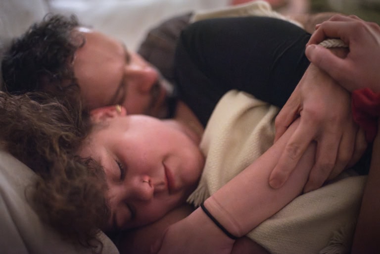 zwei Menschen die kuscheln / halten sich im Arm / wirkt vertraut / genießen den Moment