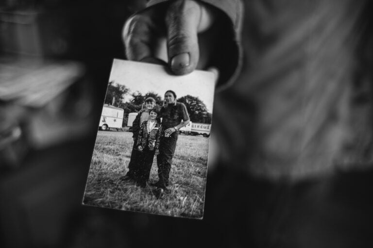 Der Zirkus-Besitzer Michael zeigt ein altes Foto in die Kamera, auf dem er als Junge zu sehen ist zusammen mit einem Freund, fotografiert von Aaron Leithäuser