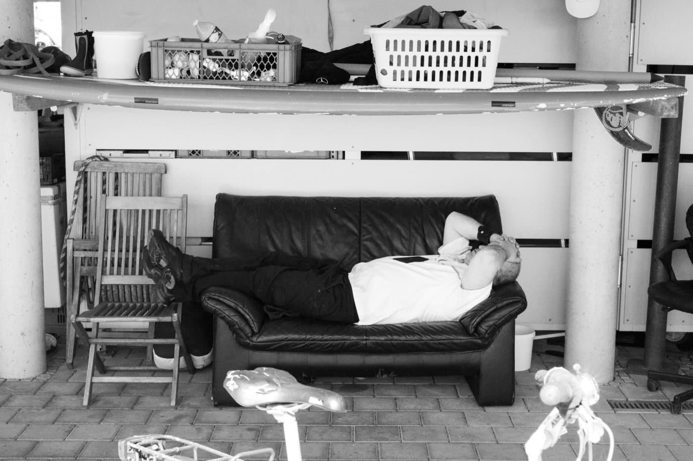 Pause machen: Hotel- und Küchenchef, Harald Leissner, liegt in der Mittagspause auf einem Sofa im Hinterhaus seines Hotels.