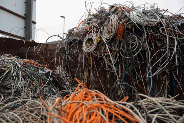 Große Mengen verschiedener Kabel und Drähte in einem Container auf dem Schrottplatz der TSR GmbH Hannover