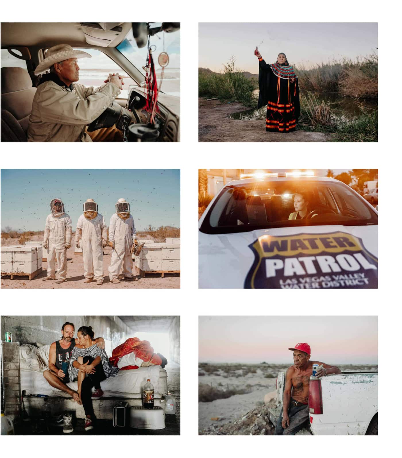 Eine Collage aus sechs Fotos, die verschiedene Personen und Szenen zeigen: Oben links: Ein Mann mit Cowboyhut und leichter Jacke sitzt in einem Auto und blickt mit gefalteten Händen aus dem Fenster. Oben rechts: Eine Frau in traditioneller Kleidung steht in der Nähe eines Sumpfgebiets und hält ein rauchendes Bündel in die Höhe, das wie ein Ritual aussieht. Mitte links: Drei Personen in Imkeranzügen stehen in einer Wüstenlandschaft, in der es von Bienen nur so wimmelt. Mitte rechts: Eine Person sitzt in einem gekennzeichneten „Water Patrol“-Fahrzeug des Las Vegas Valley Water District, das von den Blinklichtern des Fahrzeugs beleuchtet wird. Unten links: Ein Paar sitzt zusammen in einem behelfsmäßigen Unterstand unter einer Brücke, umgeben von persönlichen Gegenständen und Alltagsgegenständen. Unten rechts: Ein Mann ohne Hemd und mit roter Mütze sitzt auf der Ladefläche eines weißen Lastwagens in einer kargen Wüstengegend und hält eine Getränkedose in der Hand.