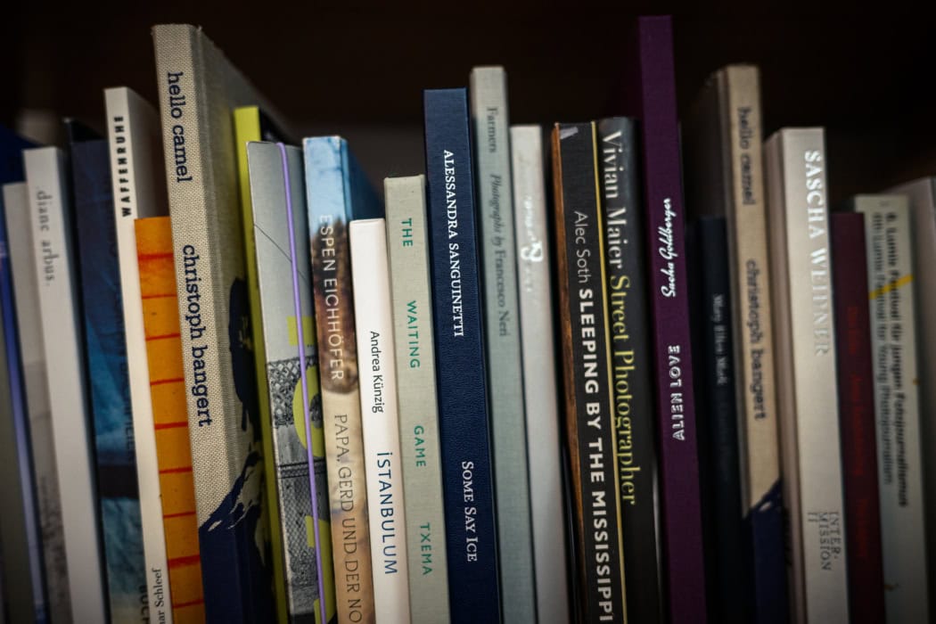 Nahaufnahme Verschiedener Fotobücher in einem Regal.