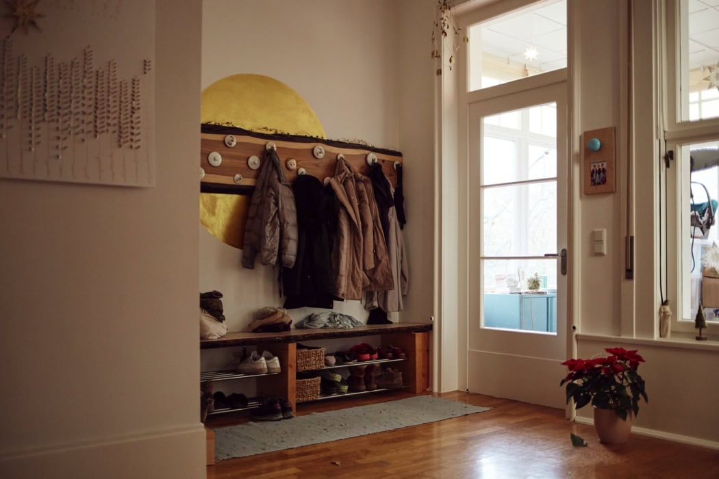 Innenaufnahme des Geburtshaus Herrenhausen. Zu sehen ist der Eingangsbereich mit großzügiger Gaderobe und viel Licht, das durch Fenster fällt.