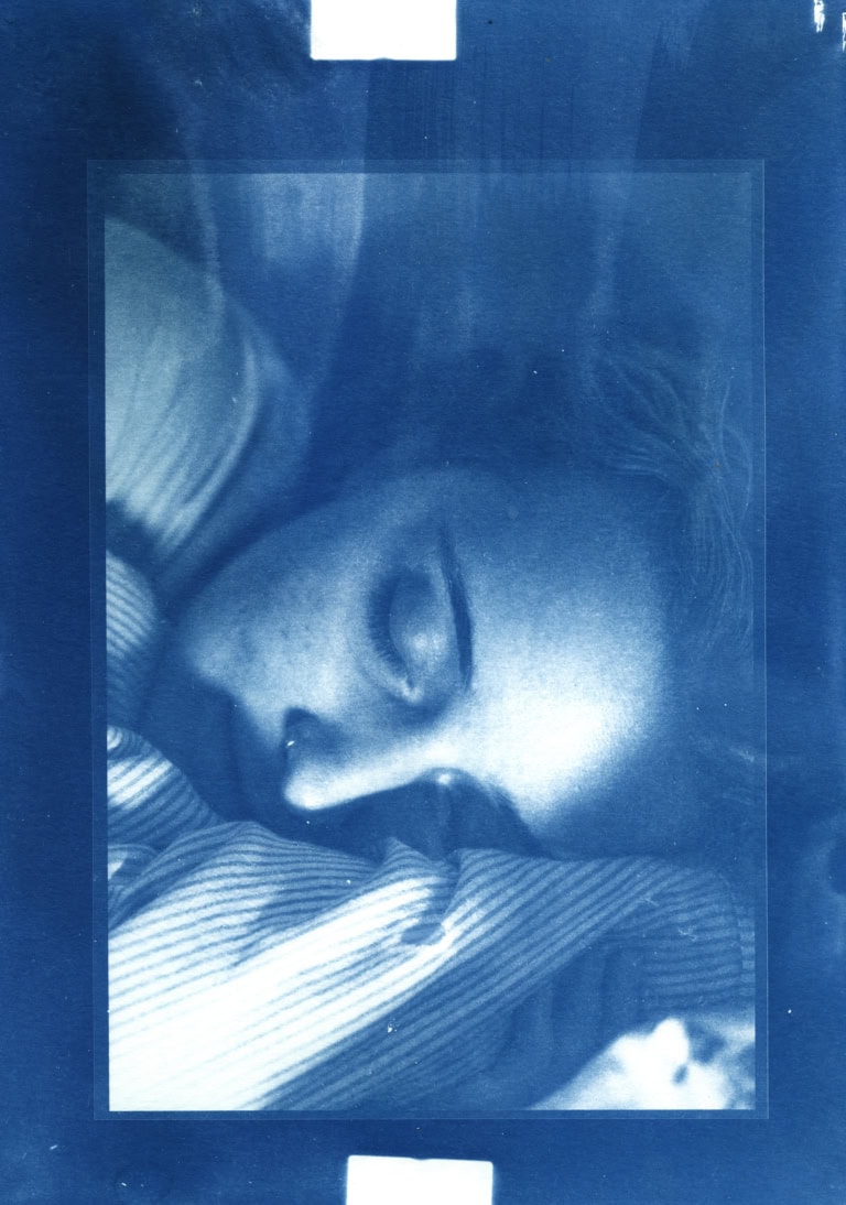 Zu sehen ist eine Cyanotypie. Fotografie von einer Person, blau