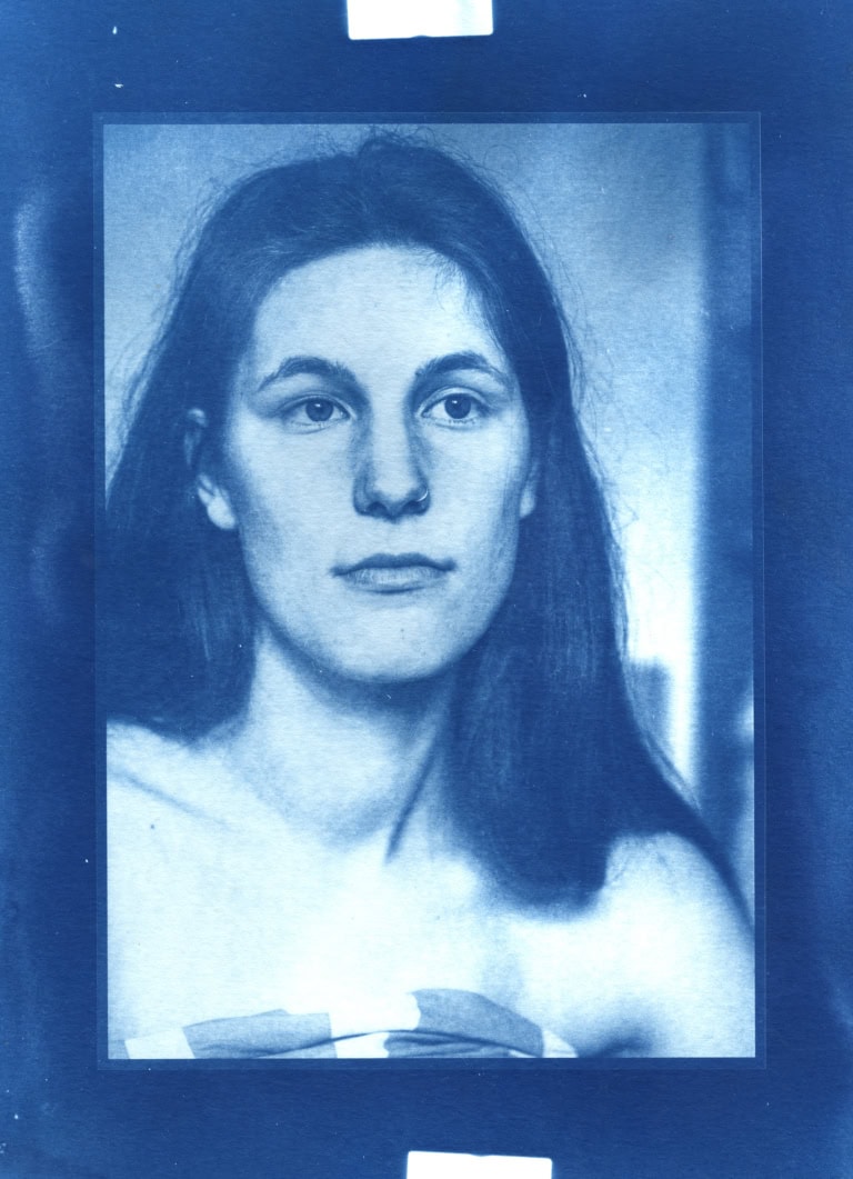 Zu sehen ist eine Cyanotypie. Fotografie von einer Person, blau
