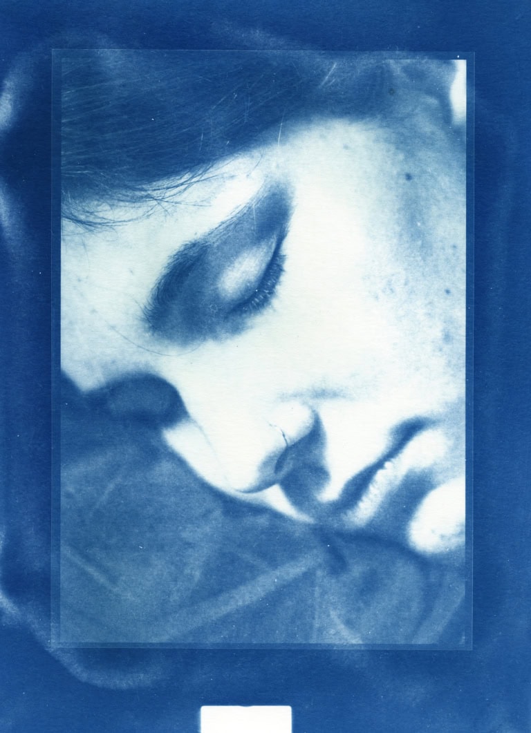 Zu sehen ist eine Cyanotypie. Fotografie von einer Person, blau
