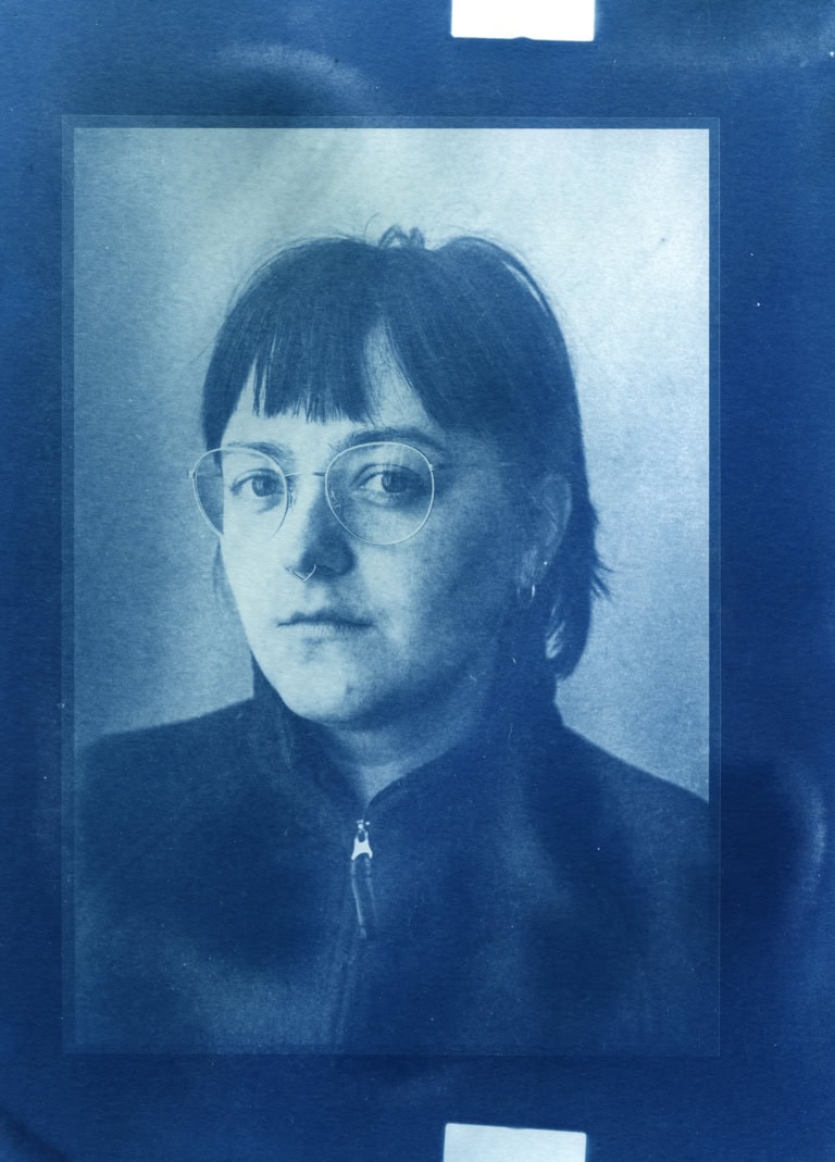 Zu sehen ist eine Cyanotypie. Fotografie von einer Person, blau