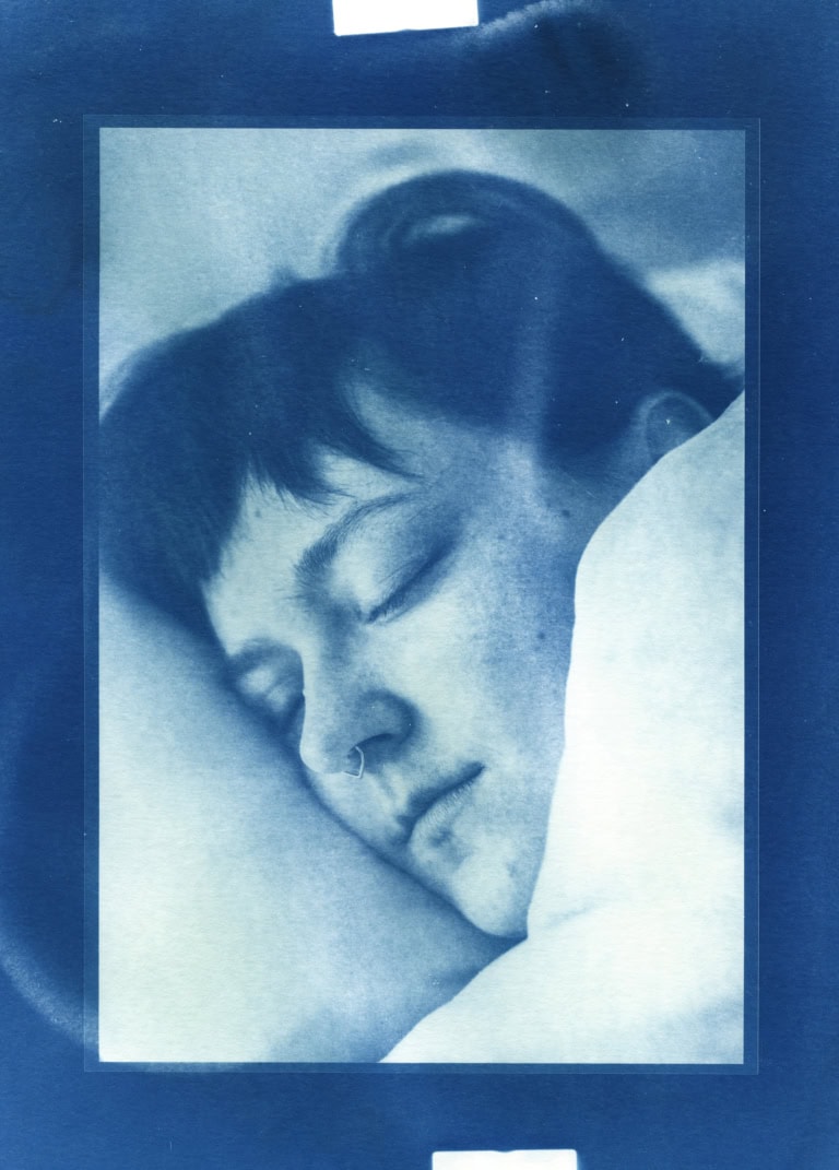 Zu sehen ist eine Cyanotypie. Fotografie von einer Person, blau