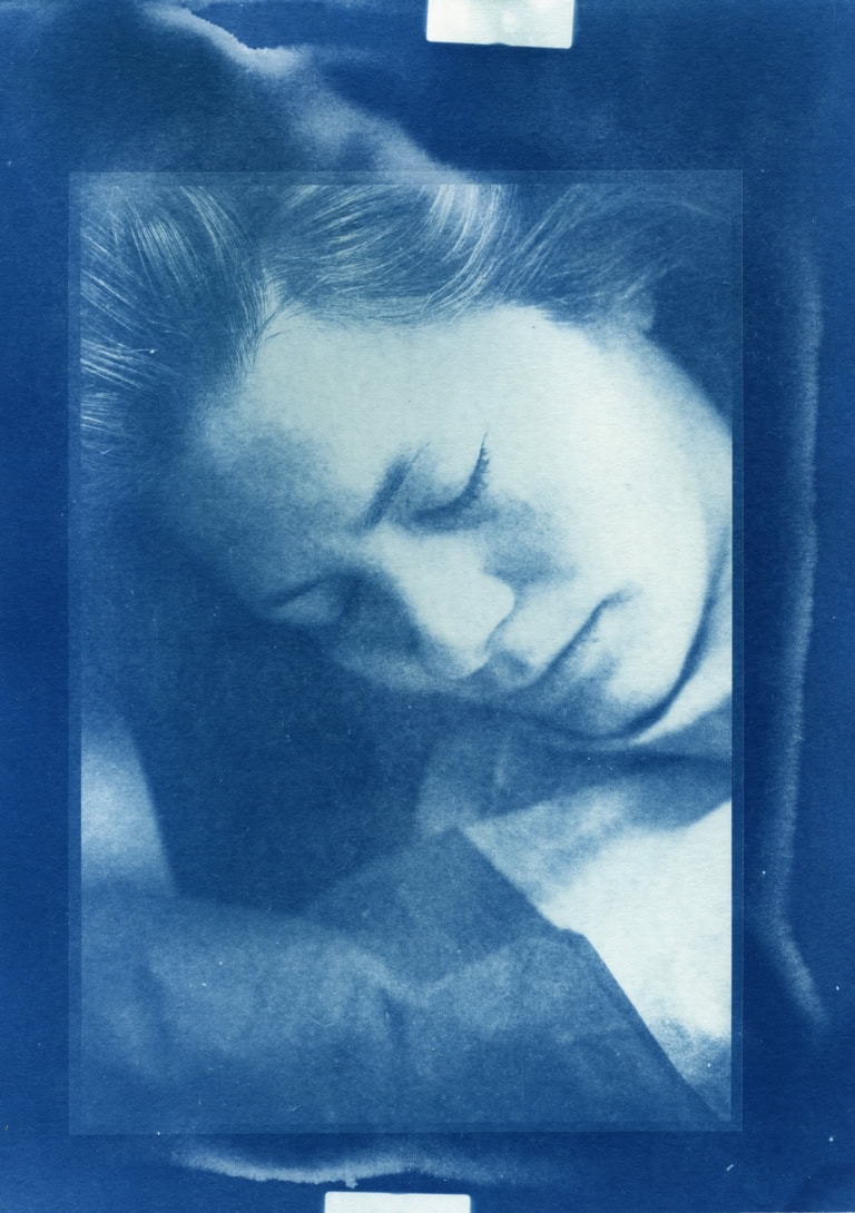 Zu sehen ist eine Cyanotypie. Fotografie von einer Person, blau