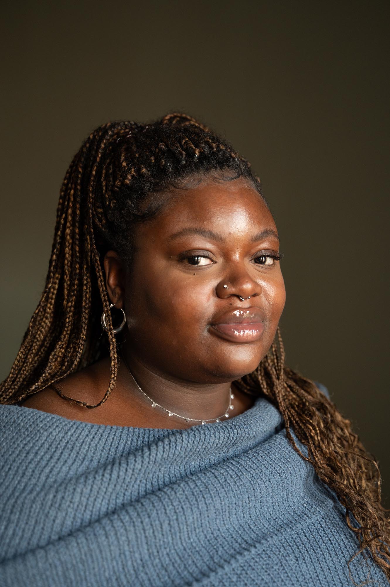 Ein hochformatiges Porträt von einer Person of Colour. Der Blick ist direkt in die Kamera gerichtet. Im Interview erzählt sie, wie sich ihr Gefühl zu Deutschland verändert hat.