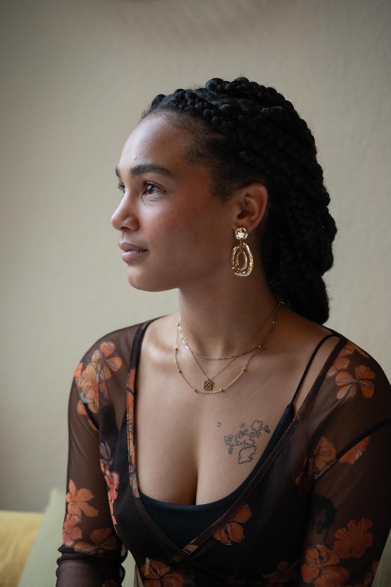 Ein hochformatiges farbiges Portrait von Mai-Lia. In ihrem Interview erzählt sie, wie sie sich in Deutschland fühlt, und wie sie die Migrationsdebatte wahrnimmt.