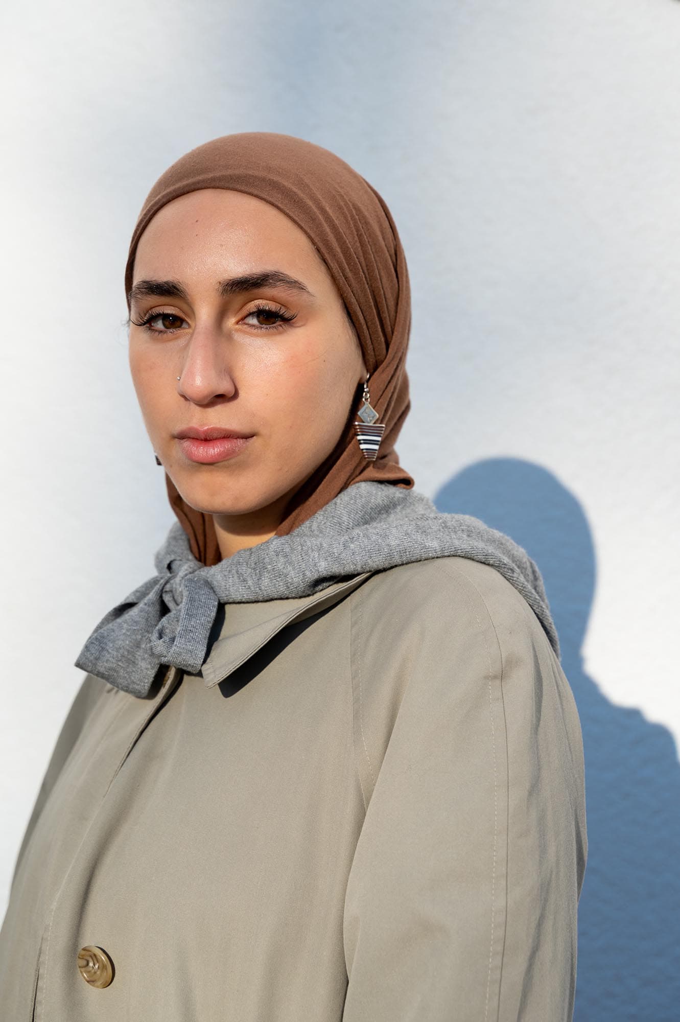 Ein hochformatiges POrtrait von Soukaina. Ein Argument, warum sie in Deutschland bleiben will, ist um gegen die AFD zu halten. Gleichzeitig ist sie frustriert, und möchte gerne in einem anderen Land leben.