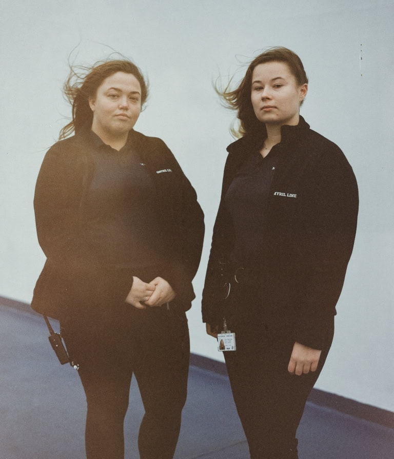 Daniella Lykke und Pauline Gibbas stehen nebeneinander auf dem Deck der MS Norröna. Der Wind weht durch ihre Haare. Das nordische Klima ist sehr rau. Daniella ist Dänin und arbeitet seit zwei Jahren im Housekeeping, während Pauline aus Polen stammt und sich mit ihrer Arbeit an Bord ihr Musikstudium finanziert.