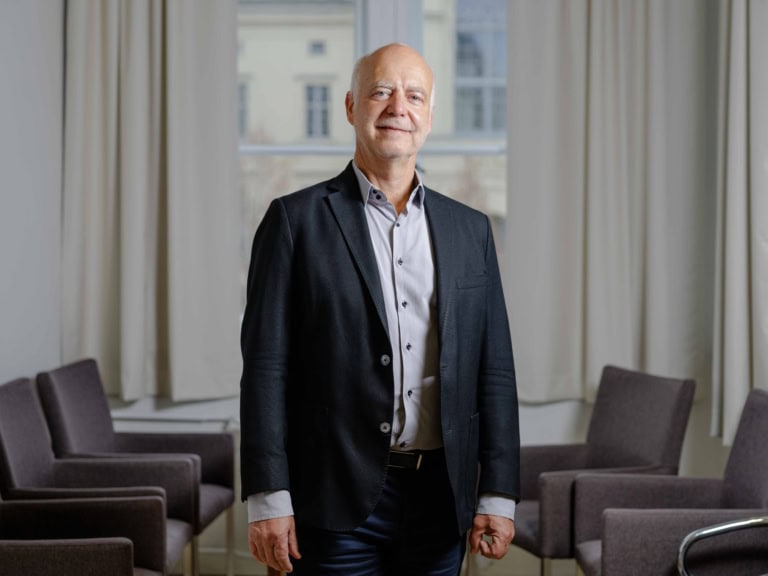 Portrait von Prof. Dr. Thomas Penzel in seinem Büro des Interdisziplinären Schlafmedizinischen Zentrums der Charité Mitte.